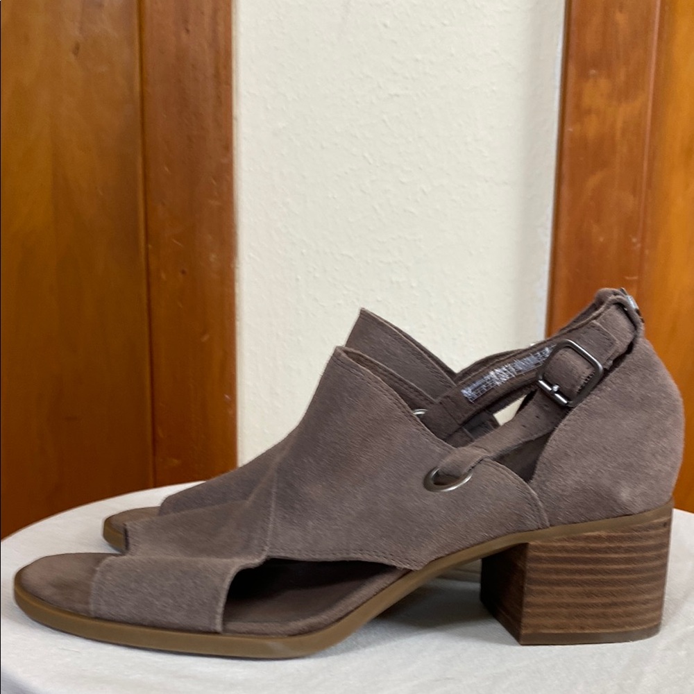 Koolaburra | NWOT Never Worn - Taupe Brown Suede Block Heel Sandals Buckle - 10
